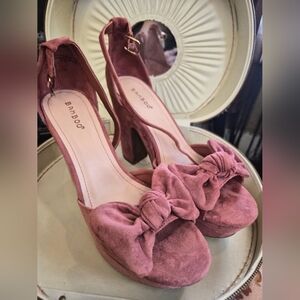 ☆ Pink suede platform heels by Bamboo ☆